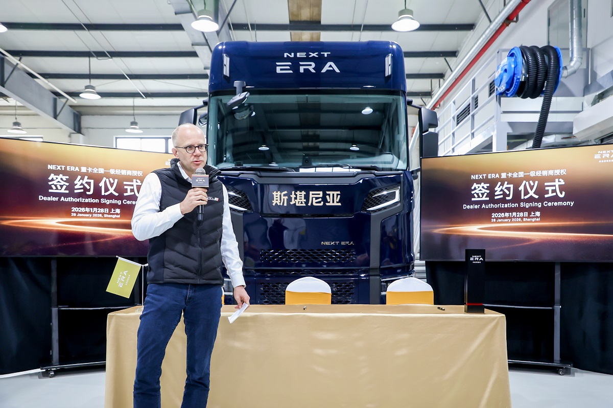 NEXT ERA销售服务执行董事兼总经理Volker Hillmann贺文凯与NEXT ERA重卡