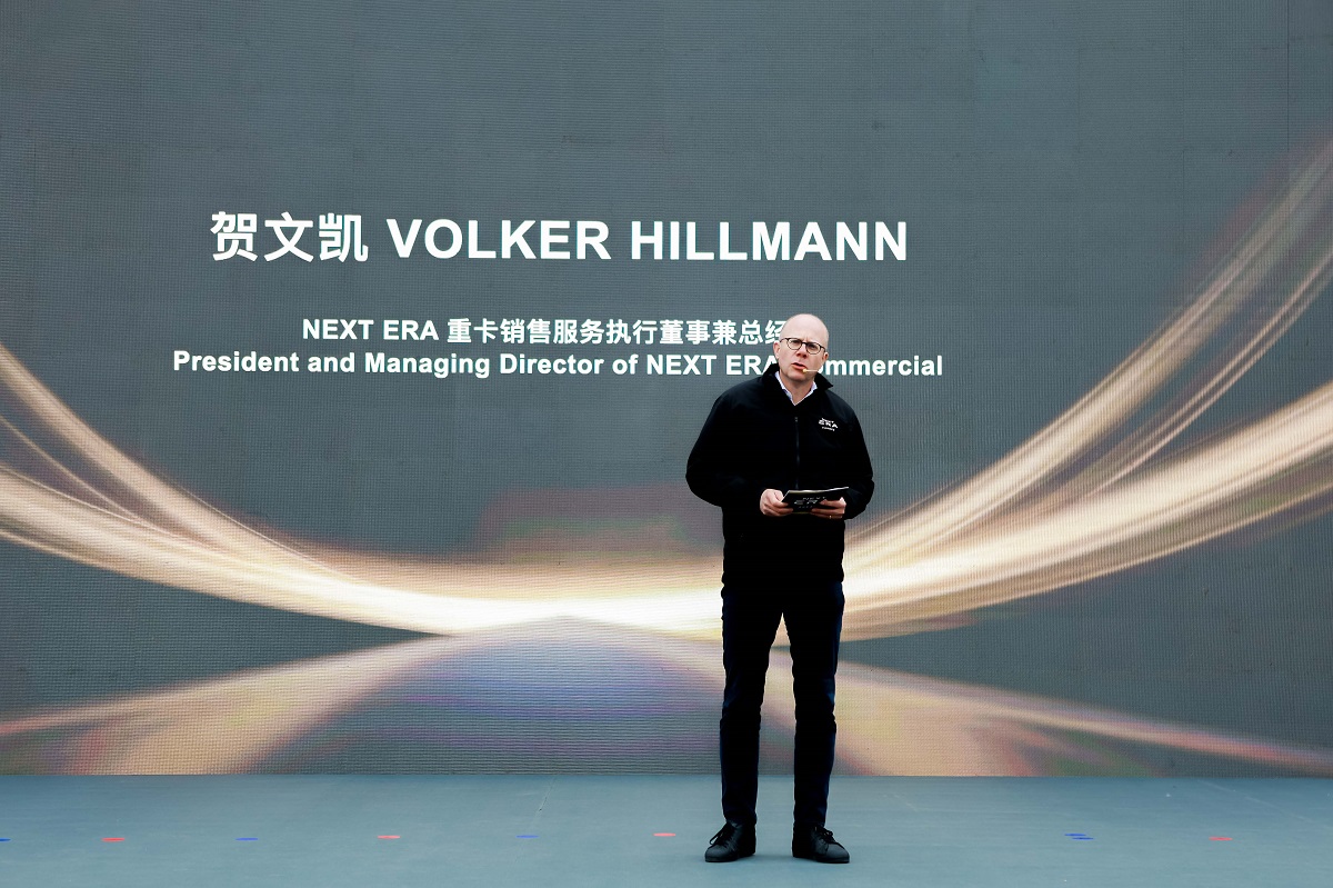 NEXT ERA销售服务执行董事兼总经理Volker Hillmann贺文凯与NEXT ERA重卡