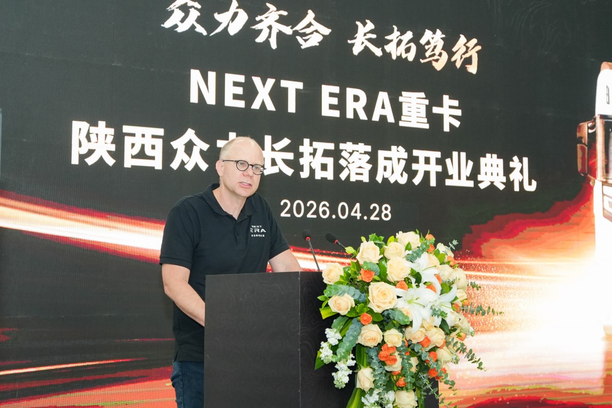 揭幕时刻：NEXT ERA销售服务执行董事兼总经理Volker Hillmann贺文凯与斯堪尼亚亚洲工业运营副总裁、斯堪尼亚亚洲研发负责人Sonia Ederstål